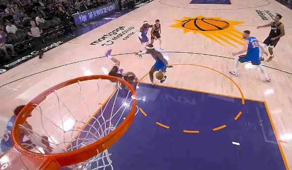 星空体育-布克无球跑动被多尔特绊倒，目前已经返回更衣室治疗