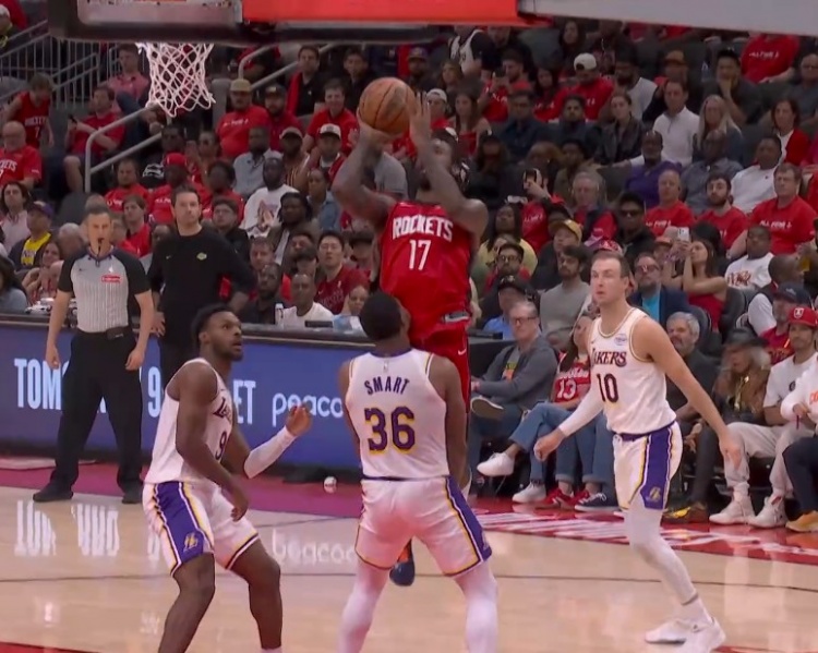 看家本领！斯玛特造成伊森进攻犯规 后者个人累计4犯