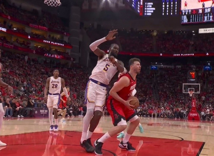 星空体育登录入口-美蜜热议艾顿驱逐：申京想肘谁就肘谁 我见过最明显的操作比赛！